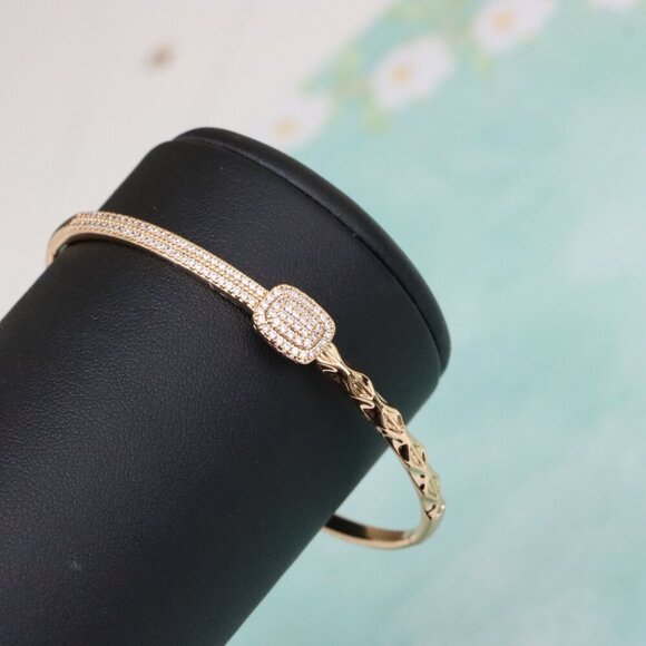 Elegant Rose Gold Bangle with Pave Setting and Textured Detail, XPBL0595 - Picture 7 of 12
